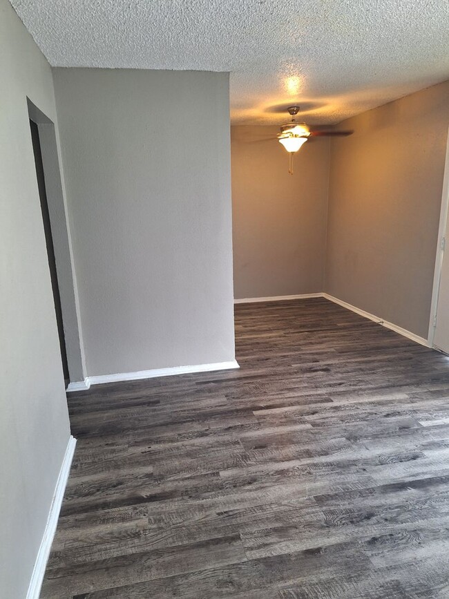 Building Photo - Brookview Duplex 6809