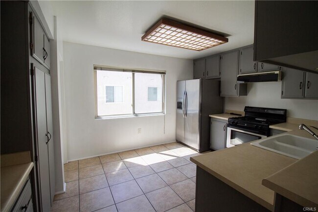 Foto del edificio - 6204 1/2 Shoup Avenue, Los Angeles, CA 91367 - 2 BR 3 BA townhouse