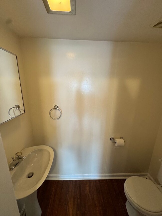 Building Photo - Modern 2 Bedroom, 2.5 Bathroom Townhome in...