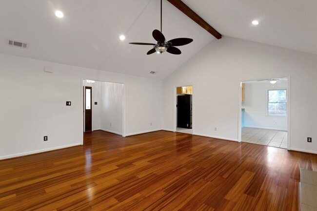 Building Photo - Charming 3BR Ranch in Huntersville- Huge Y...