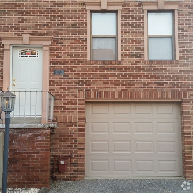 Building Photo - 548 W New Castle St