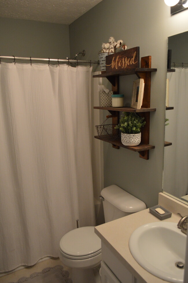 2nd bedroom's bathroom - 425 Shadow Glen Dr