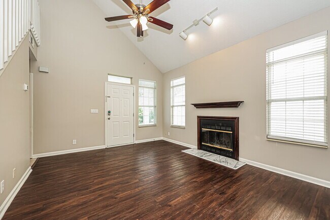 Building Photo - 909 Bexhill Ct S