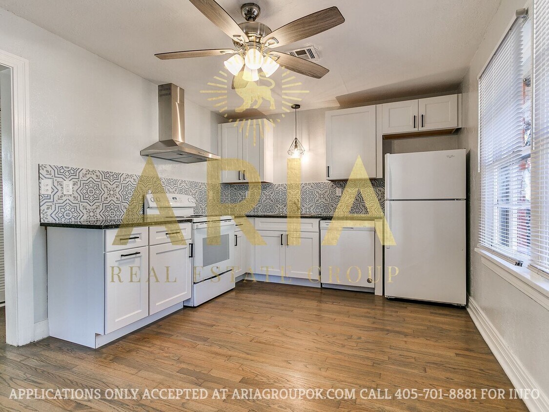 Primary Photo - COMING SOON! 2 Bed/2 Bath Duplex Super Clo...