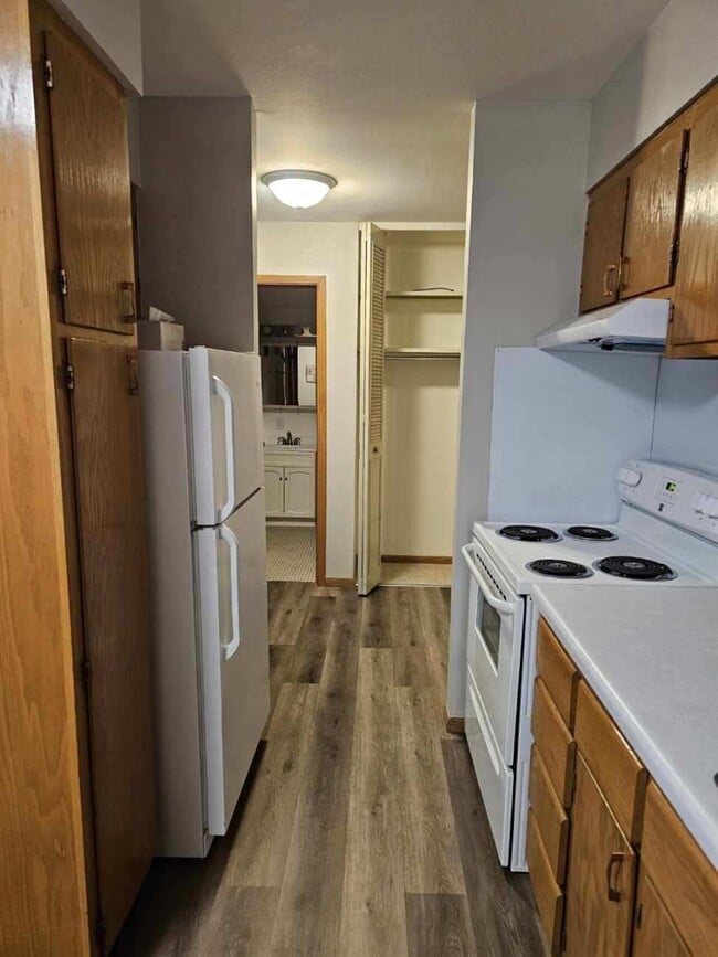 Building Photo - Carriage Hill Apartments