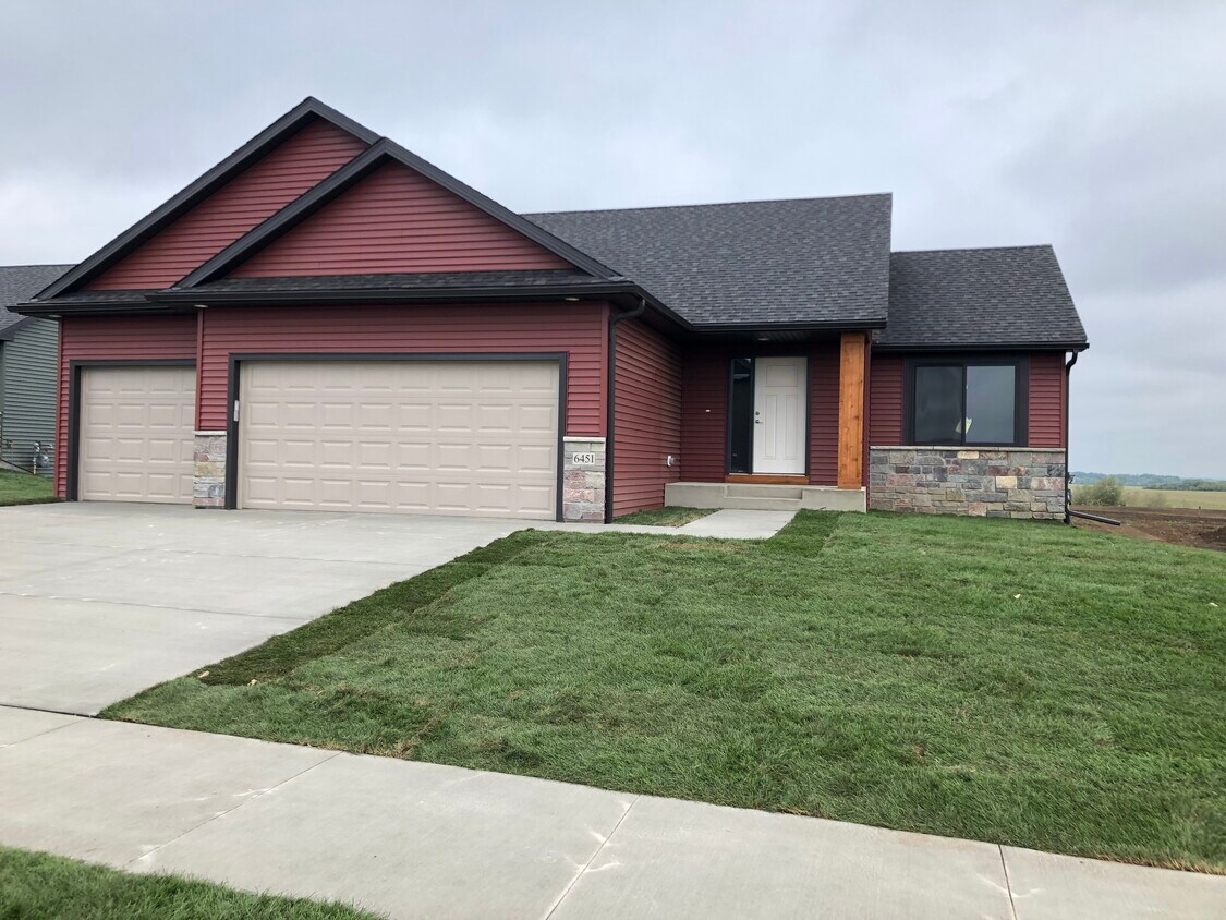 6467 Fairway Dr NW, Rochester, MN 55901 House Rental in Rochester, MN