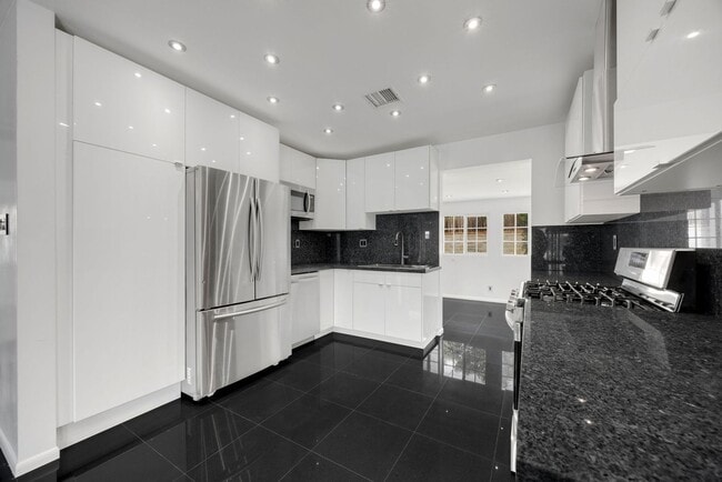 Building Photo - Adorable 2 Bed / 1 Bath