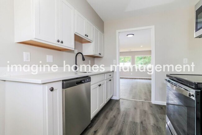 Foto del edificio - Fully Renovated 3 Bedroom Single Family Ho...
