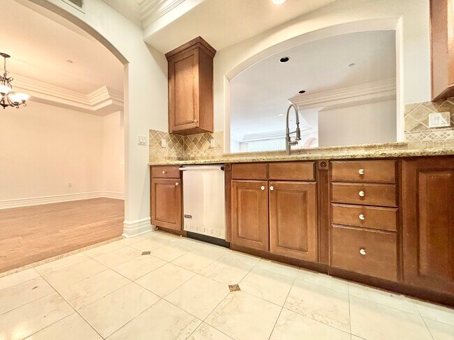 Building Photo - 10640 Woodbridge St. Toluca Lake, CA 91602