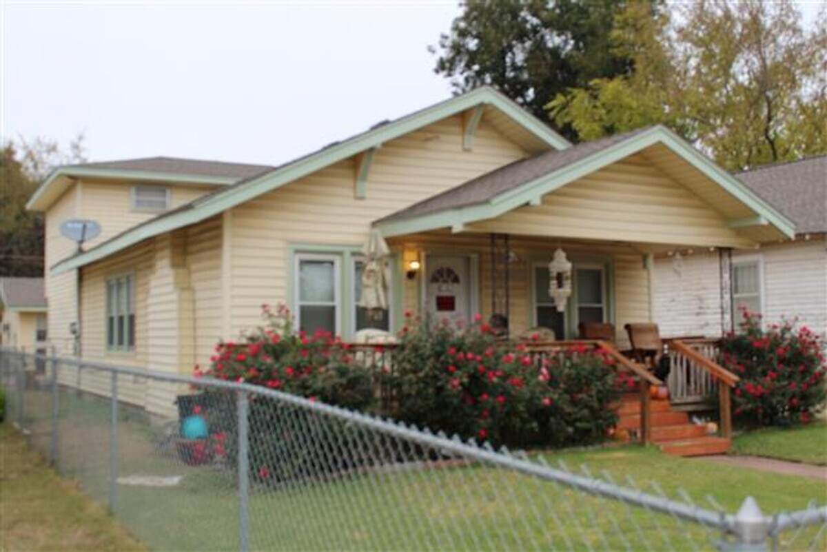 Primary Photo - 2106 E Randolph Ave
