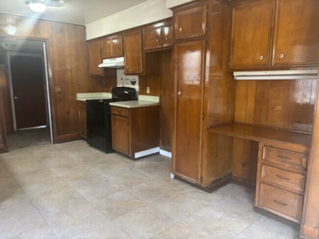 Building Photo - 5866 Kinder Dr