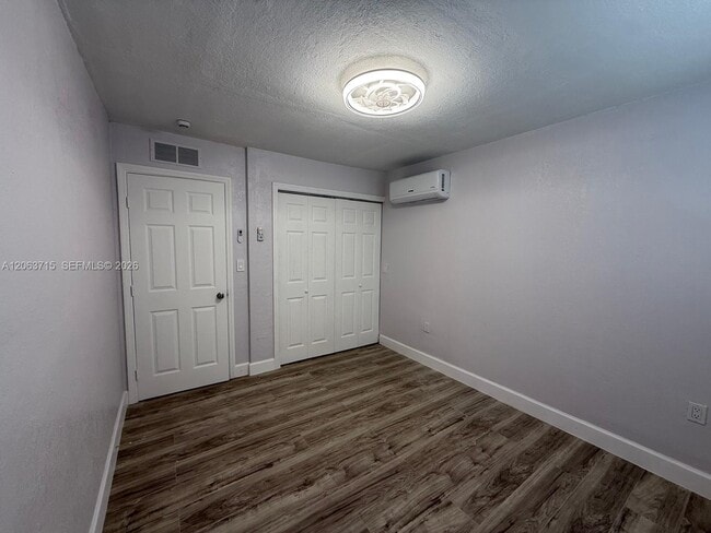 Foto del edificio - 4000 NW 195th St