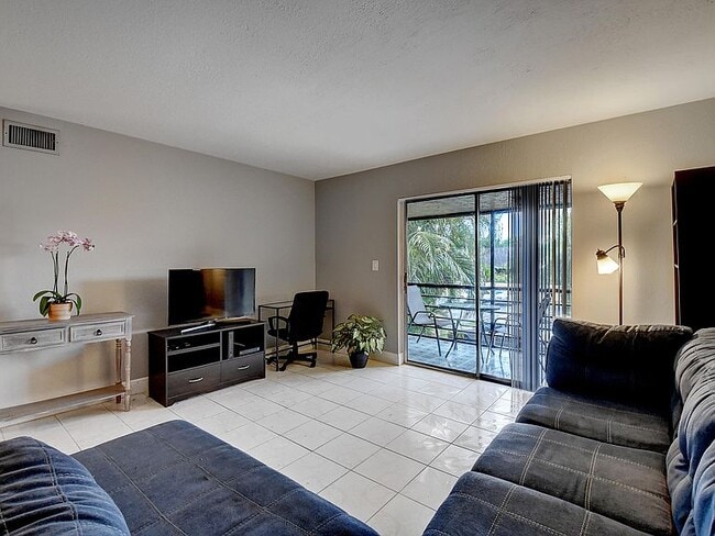 Sala de estar - 1291 NW 13th St