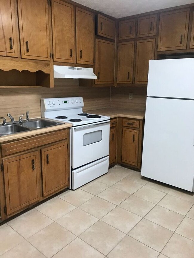 Building Photo - Available now!!! 2 bedroom 1 bath duplex!