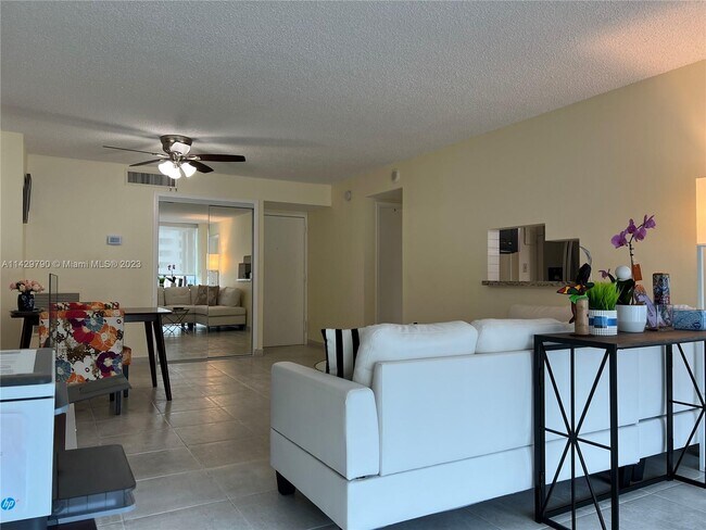 Building Photo - 2655 Collins Ave