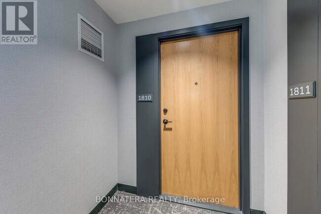 Photo du bâtiment - 2495 Eglinton Ave W