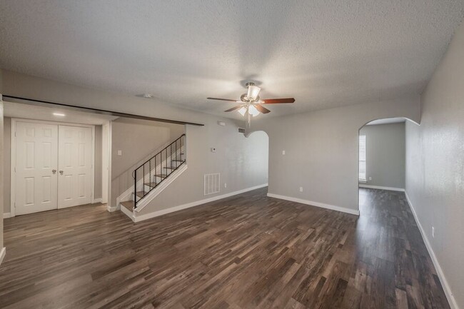 Foto del edificio - SPACIOUS UPDATED TOWNHOME - 1440SF