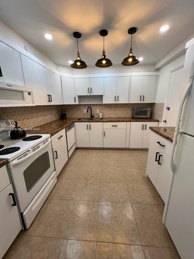 Building Photo - 10150 Collins Ave