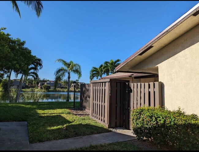 Foto del edificio - 1504 Waterview Cir