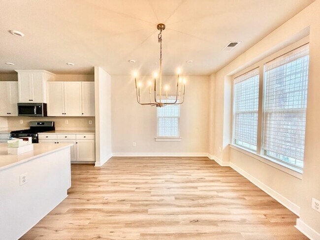 Building Photo - Stunning 3 bedroom/2.5 bathroom end unit c...