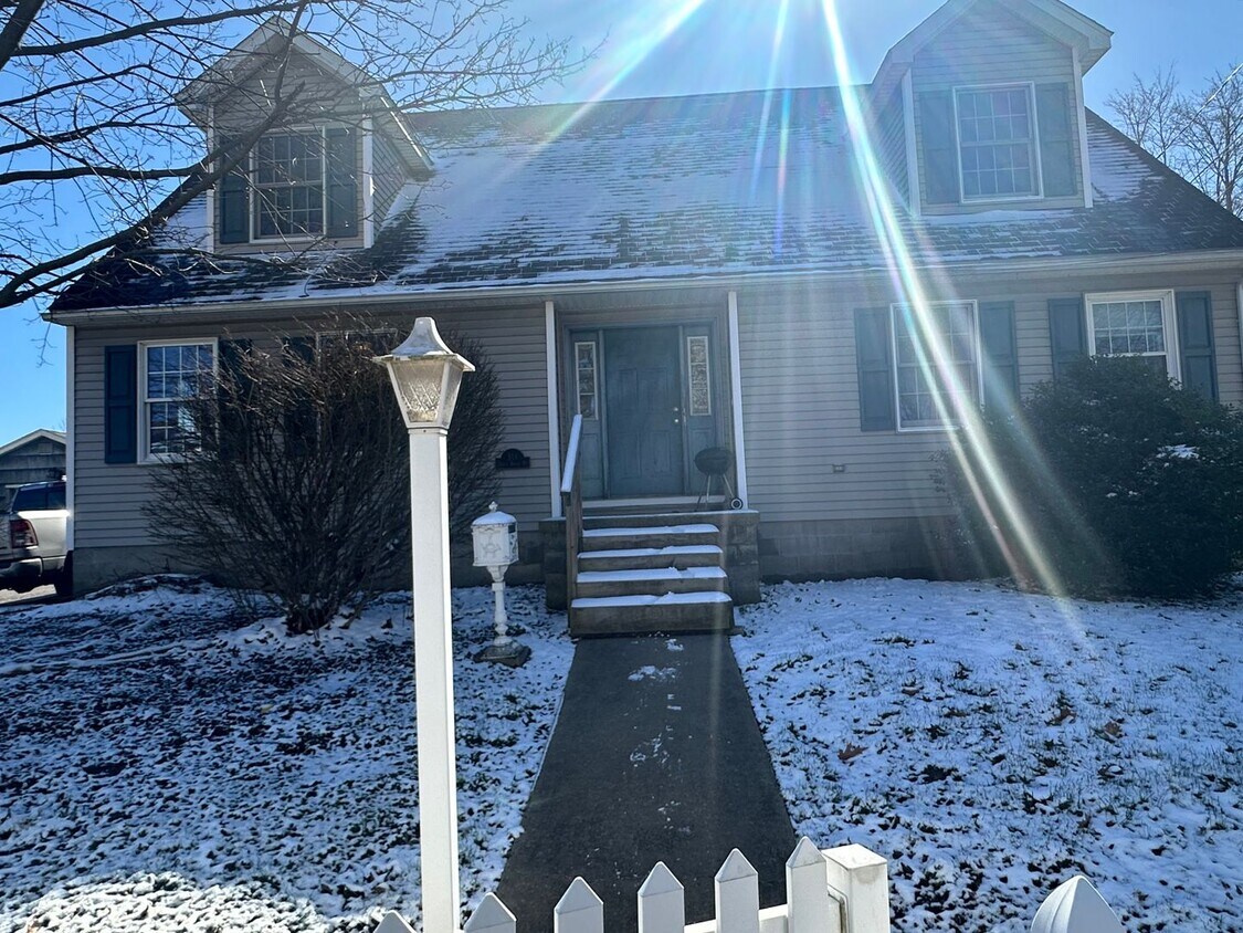 Primary Photo - Spacious 3 bedroom room home with AC and f...