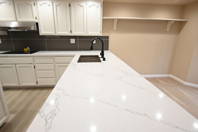 Building Photo - Tranquil / Updated Townhome in Gated in Vi...