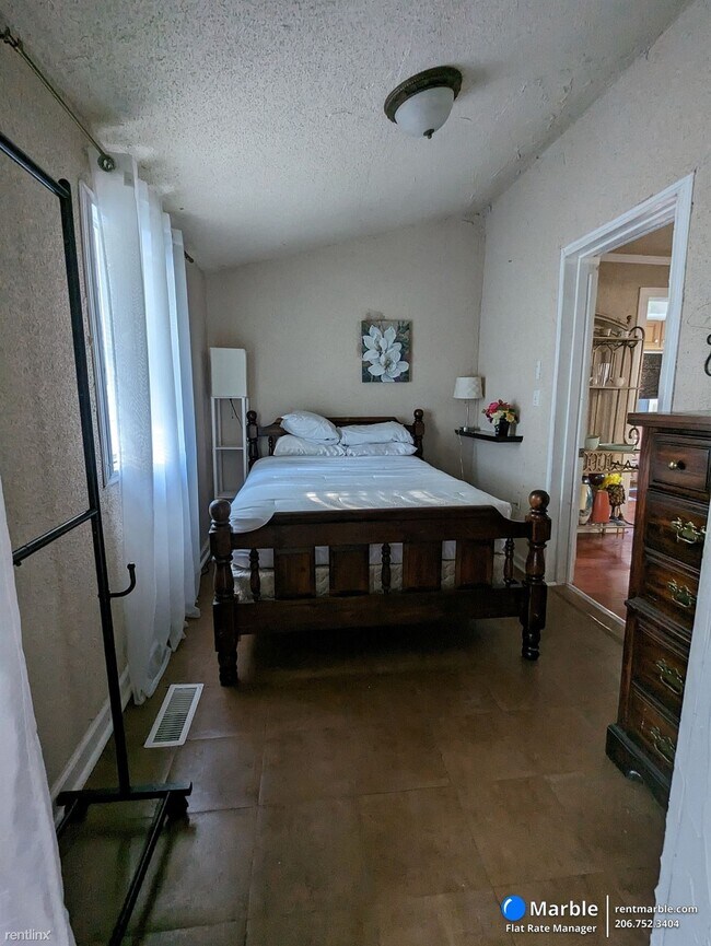 Building Photo - 2 br, 1 bath House - 849 W Brevard St