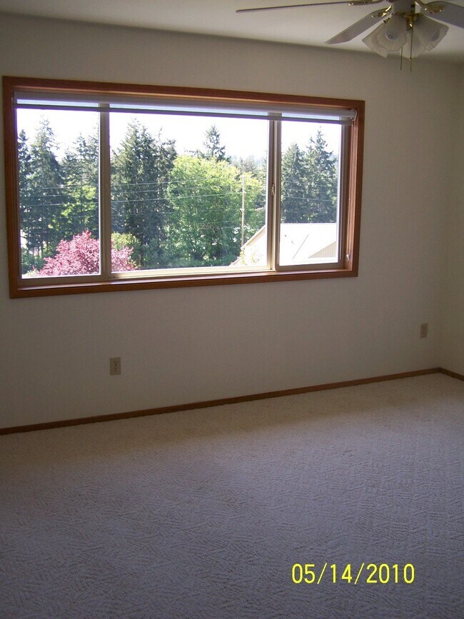 Building Photo - Spacious Home in Beautiful Neighborhood!
