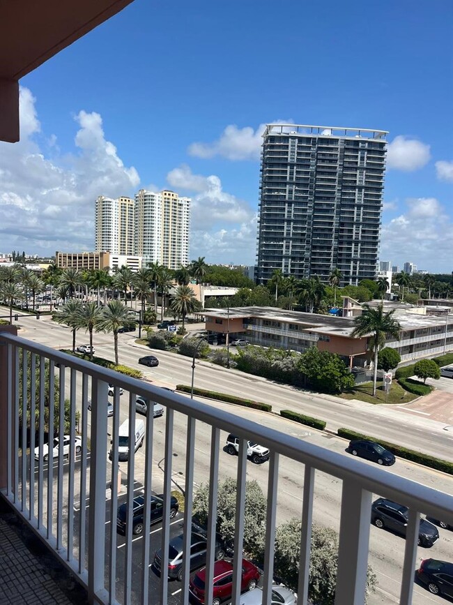 Foto del edificio - 2200 E Hallandale Beach Blvd