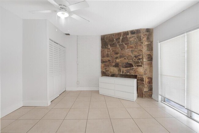 Foto del edificio - 700 SW 67th Ave