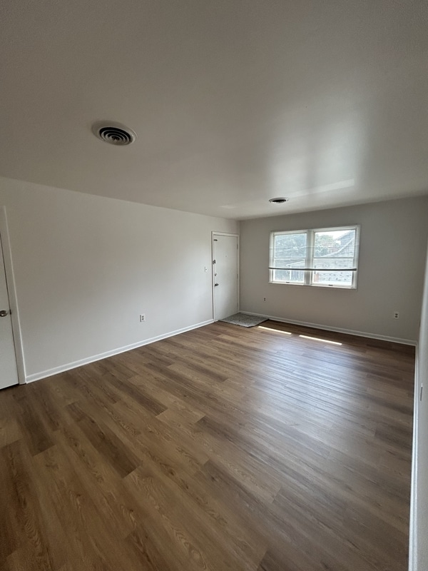 Building Photo - 302 Hillside Dr