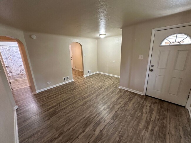 Building Photo - Recently updated 2-bedroom, 1-bath unit in a well-maintained Englewood fourplex w/ a shared yard!...