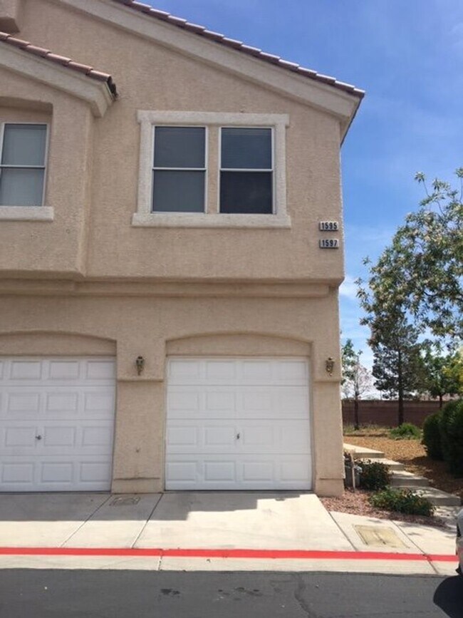 Building Photo - HENDERSON TOWN HOUSE W/ CITY VIEWS!!