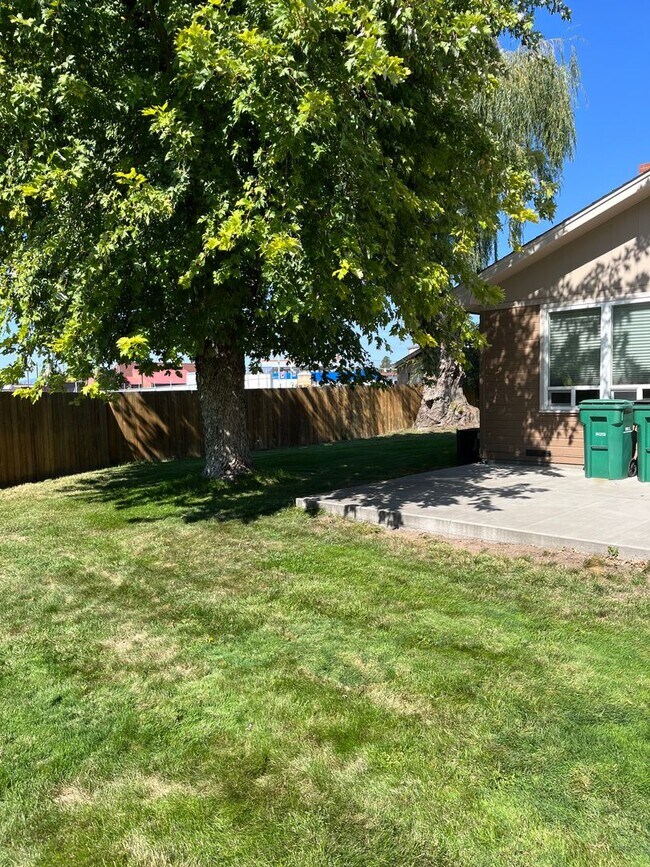 Building Photo - Suburbs Home