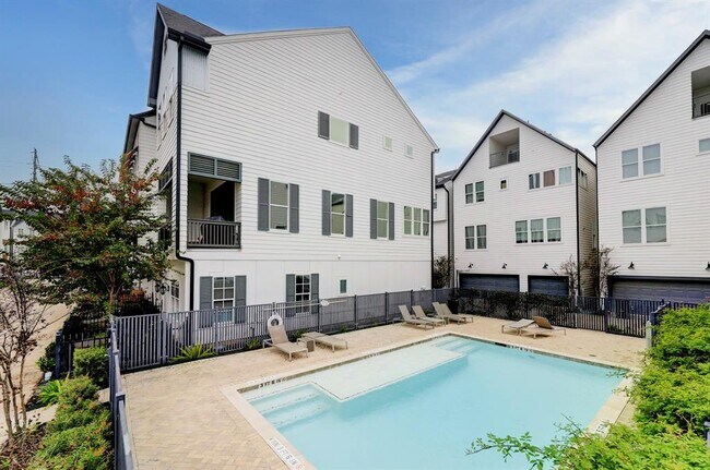 Foto del edificio - 3319 Timbergrove Oaks St