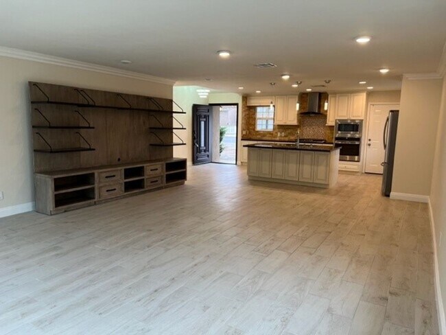 Building Photo - Beautiful: 4 Bedroom 3 Bath Home,