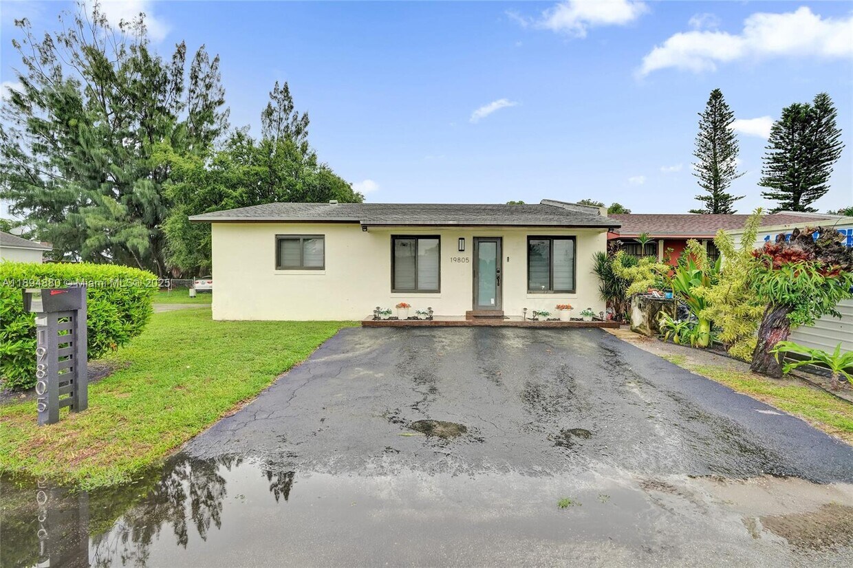 Foto principal - 19805 NW 28th Ct