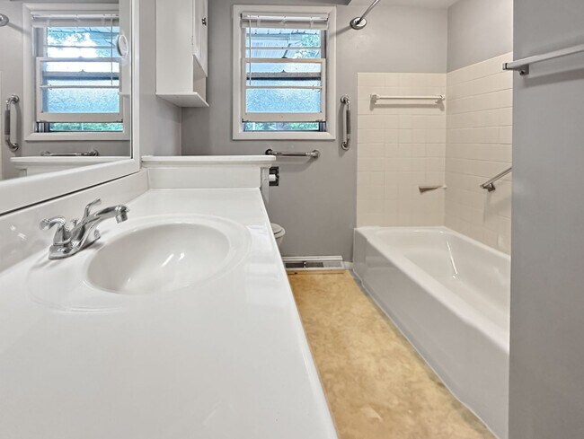 Foto del edificio - 3 Bed 1.5 Bath - Single Family Home - 2 St...