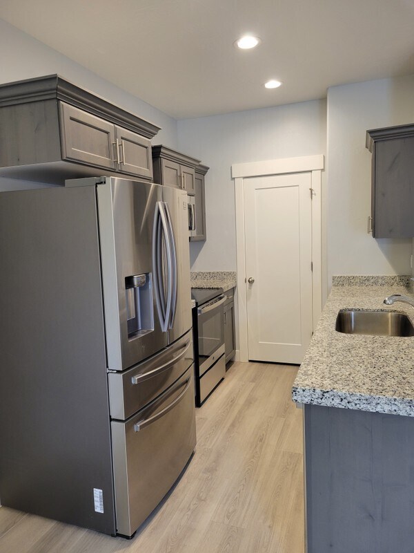 Building Photo - 4895 E Lk Cor Dr