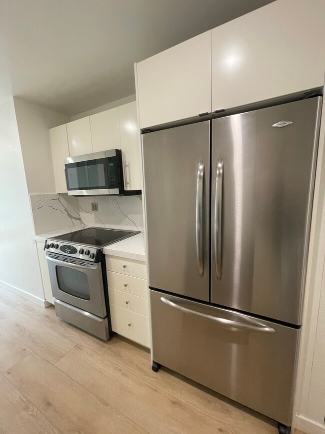 Building Photo - 424 N Palm Dr