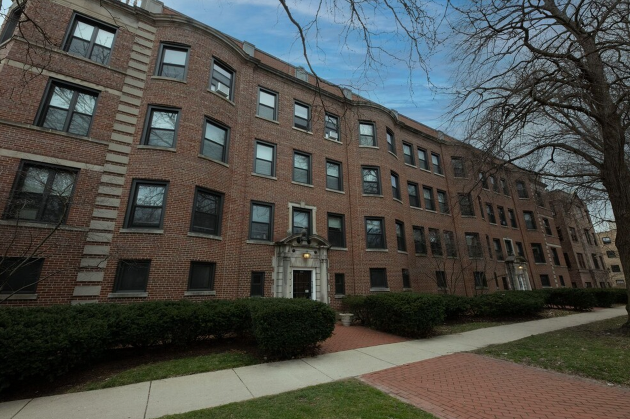 Building Photo - Updated Apartments Located at 800 Michigan