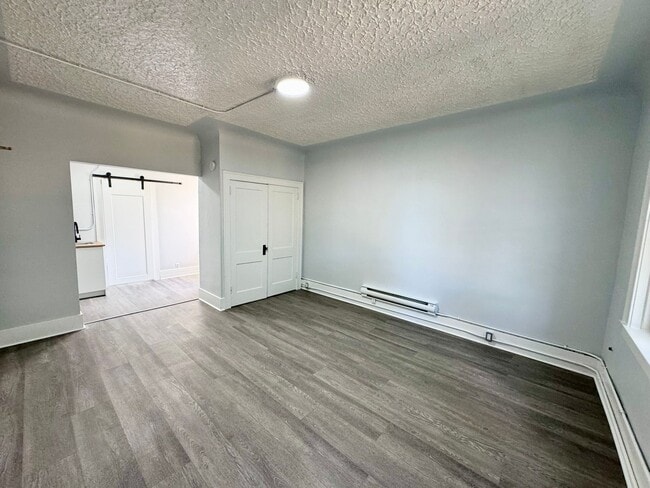 Building Photo - 1495 Gladstone Ave