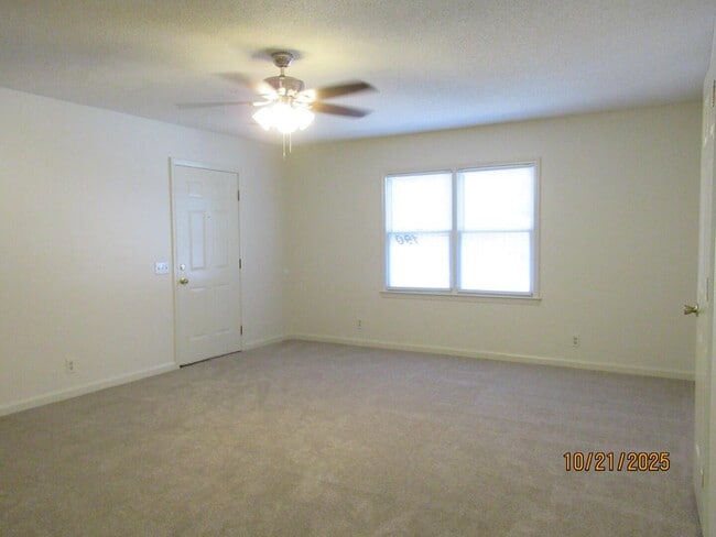 Building Photo - 190 Gertrude Dr
