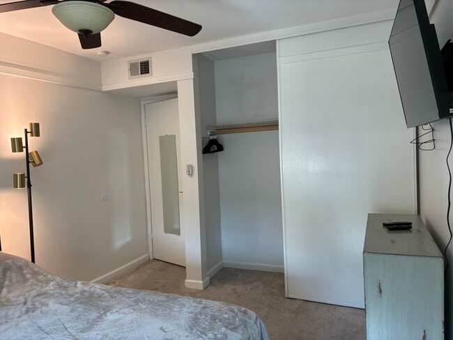 Fotografía del edificio - 25718 Hogan Dr