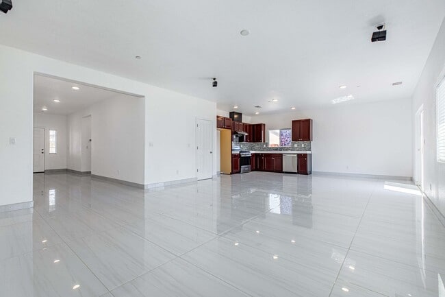 Building Photo - 4 bedroom home for RENT in Manteca with RV...