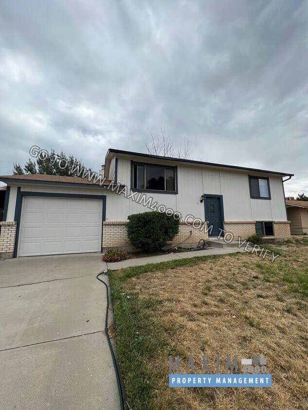 Foto principal - 494 1/2 ANJOU DRIVE - GREAT 4BR - NEW FLOO...