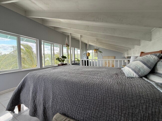 El dormitorio tipo loft tiene vistas parciales al océano. - 12-124 W Moanauli Loop