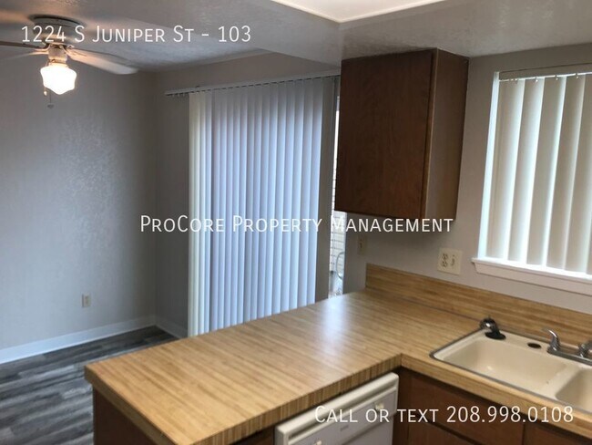 Building Photo - 2 Bed/1.5 Bath...Big Windows...Semi Privat...