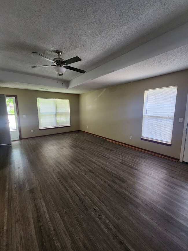 Building Photo - 3 Bedroom 2 Bath Duplex in Oak Grove