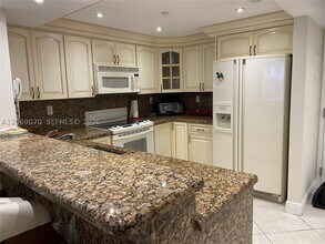 Building Photo - 2555 Collins Ave